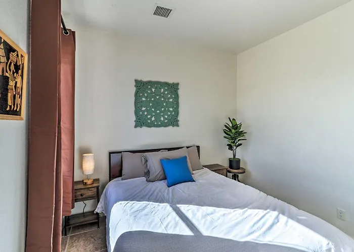 Desert Oasis W/ Courtyard & Pool Access! Apartment